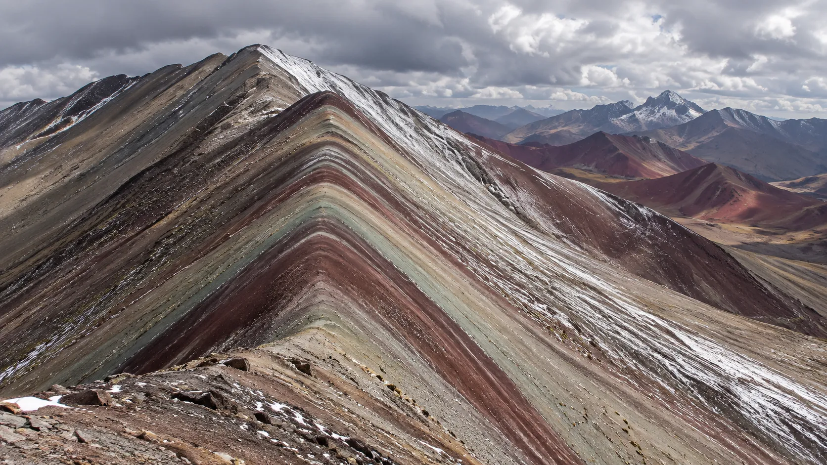 Comparação da Montanha das 7 Cores Vinicunca com minerais nítidos na temporada seca e picos com neve